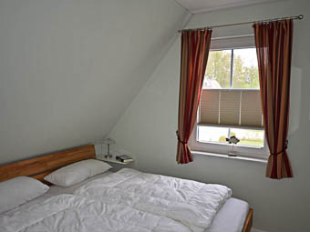 Zweites Schlafzimmer im Obergeschoss mit Doppelbett
