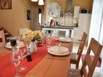 Blick vom Esstisch auf den Küchenbereich